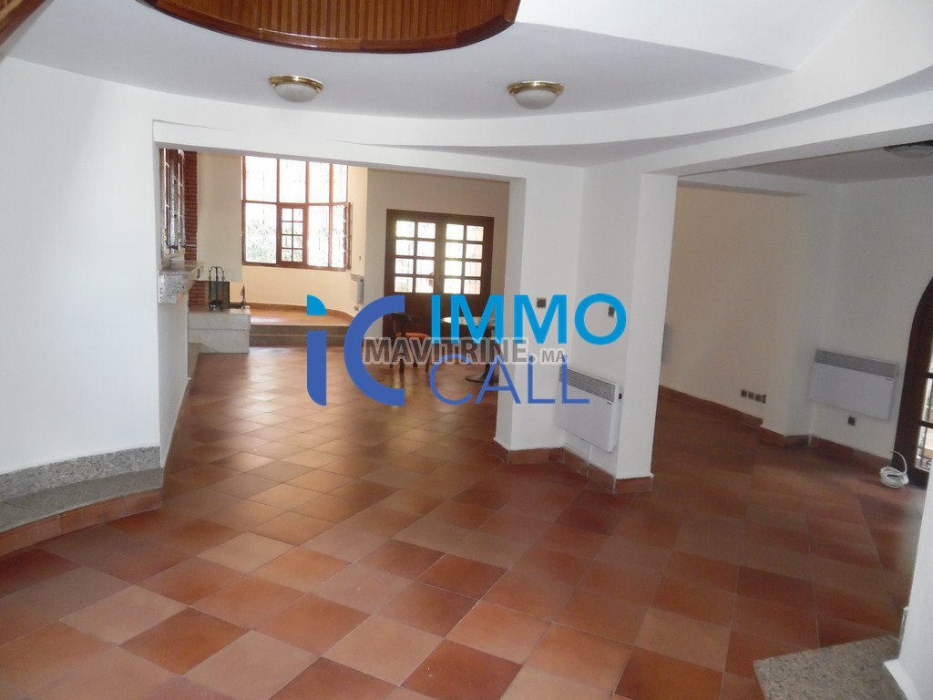 Villa de 800m² en location à Hay riad Rabat