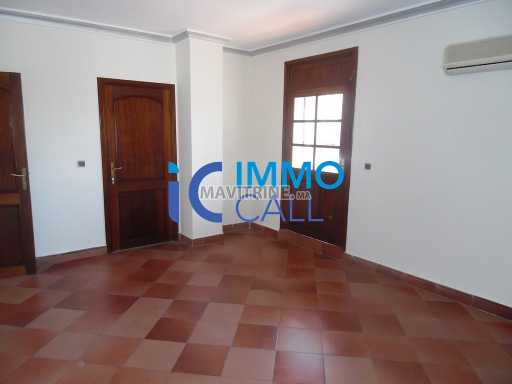 Villa de 800m² en location à Hay riad Rabat