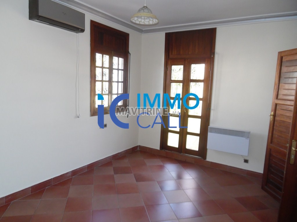 Villa de 800m² en location à Hay riad Rabat