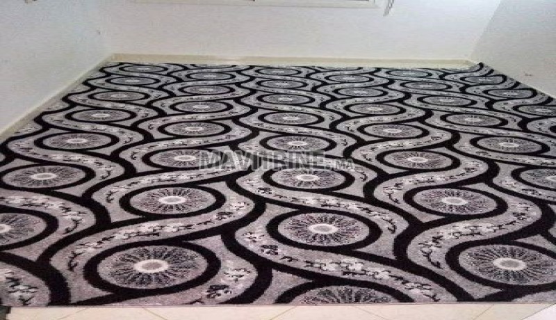 Tapis gris et noir