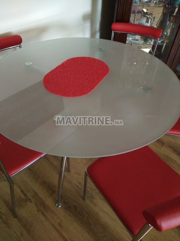 Table en verre et 5 chaises