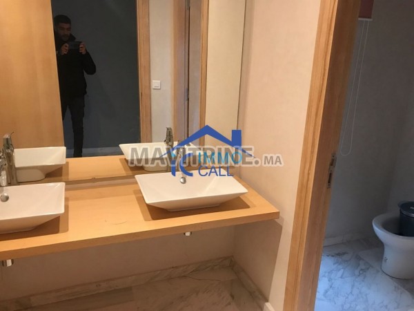 Luxueuse villa neuve en location situè à Souissi