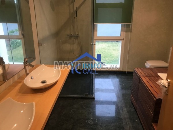 Luxueuse villa neuve en location situè à Souissi