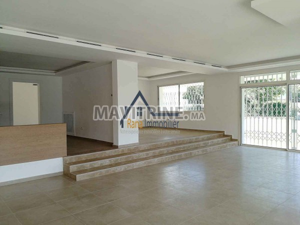 Grande villa de 2000m² en location à Rabat Souissi