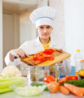 Femme Cuisinière à l'extérieur