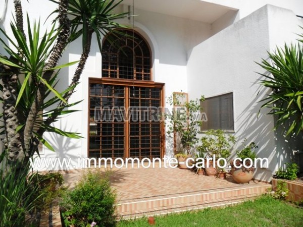 Location villa avec jardin paysagé à Souissi RABAT