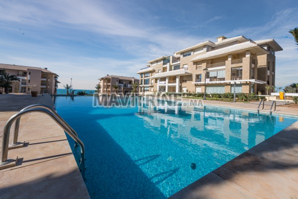 Vue sur mer et piscine à la plage des nations