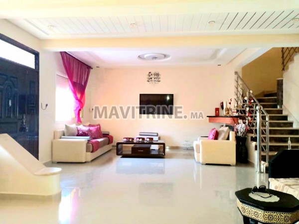 Villa de luxe à vendre à Meknes. Superficie 253.0 m². Places de stationnement et terrasse.