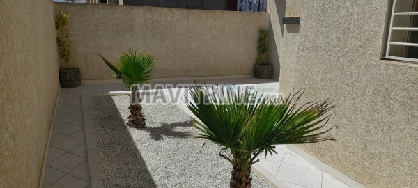 Villa de luxe à vendre à Meknes. Superficie 253.0 m². Places de stationnement et terrasse.