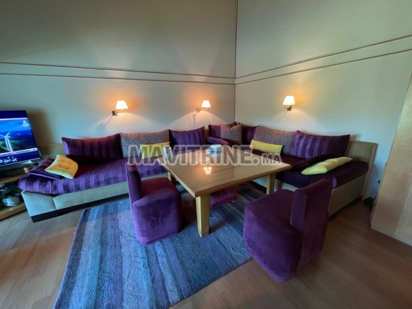 Salon en L moderne avec fauteuils et table en bois massif